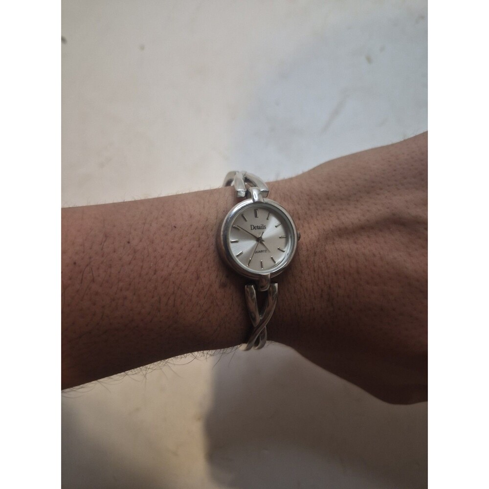 Details Wristwatch Round Face Silver Toned Elegant Style